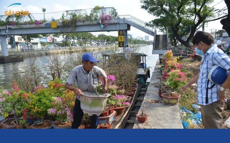 chợ hoa trên bến dưới thuyền