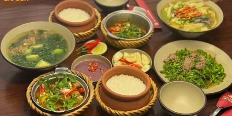 cơm niêu chú chen