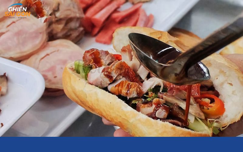 Top 5 tiệm bánh mì heo quay Sài Gòn ngon rẻ, ú nụ topping 10 bánh mì heo quay sài gòn