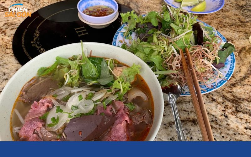 Review mới nhất về quán Bún Bò Út Hưng nổi tiếng ở Quận 3 Sài Gòn 9 bún bò út hưng